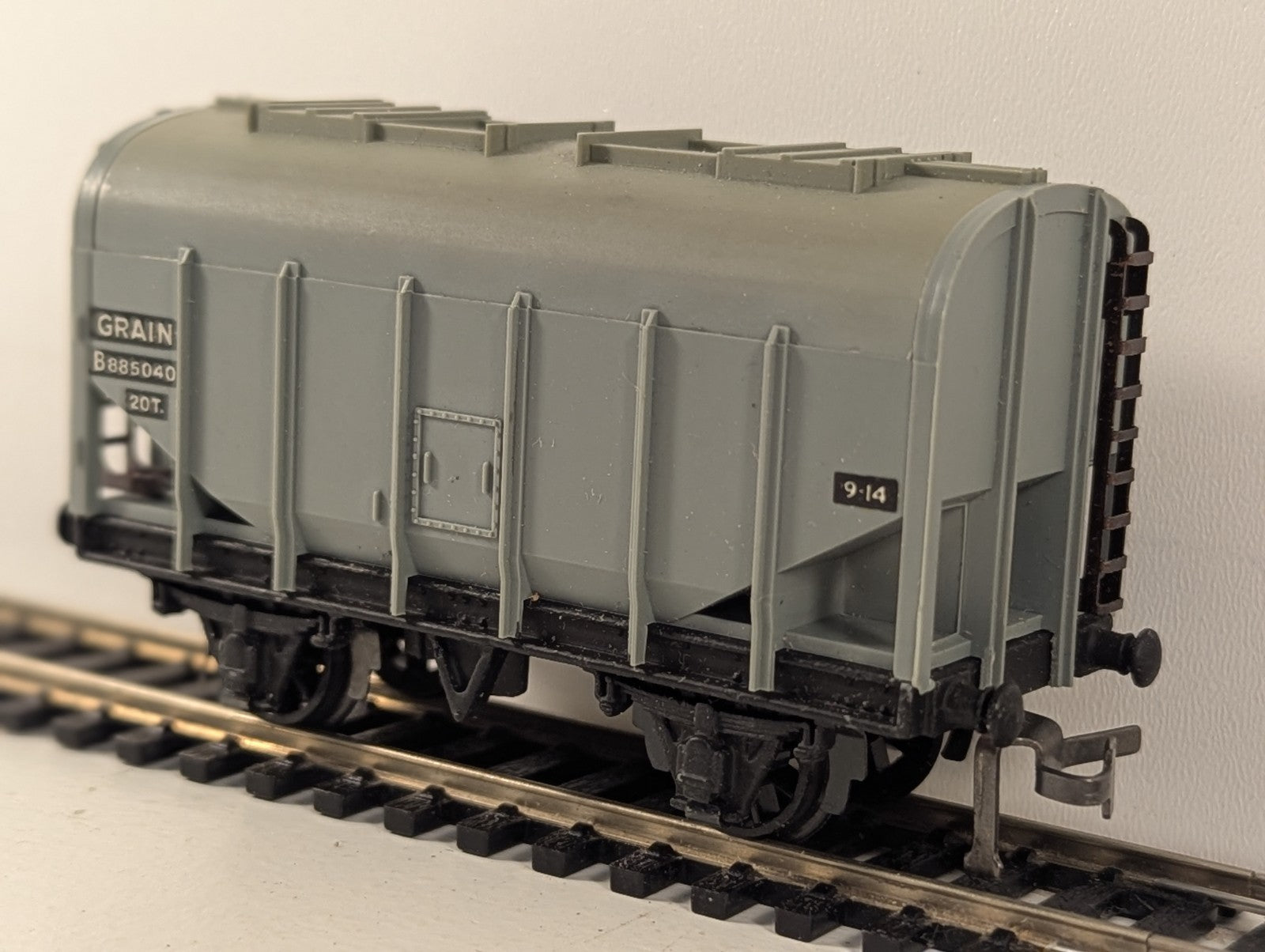 Hornby-Dublo 32067 OO Gauge 20-Ton Bulk Grain Wagon - Boxed - Missing Coupling