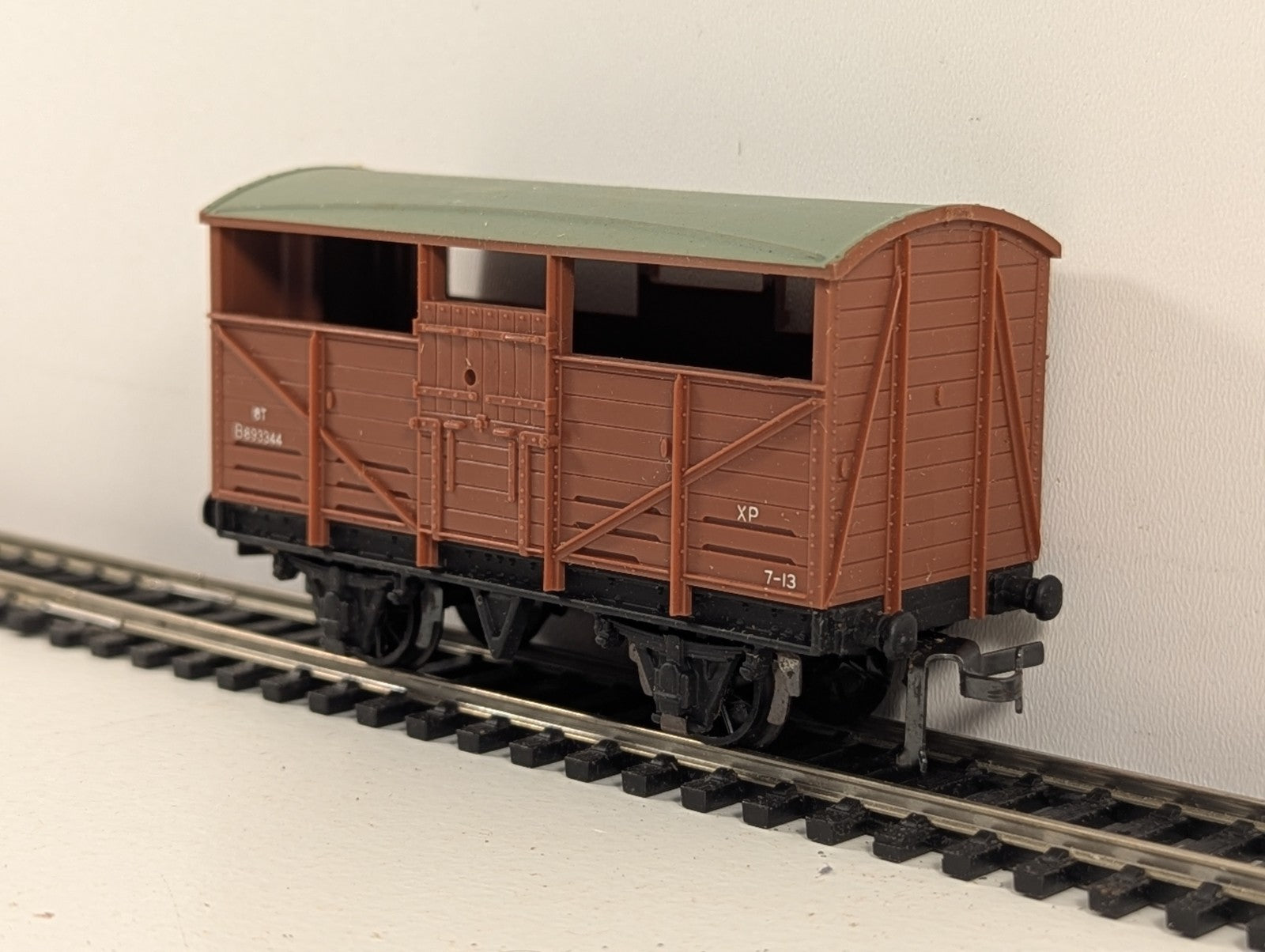 Hornby Dublo 32021 OO Gauge BR Brown 8-Ton Cattle Wagon - Boxed