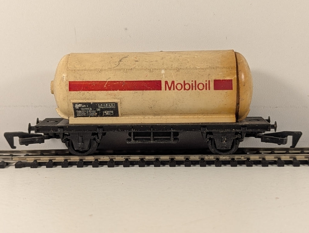 HO Scale Mobiloil Tanker Tank Wagon 805 7 426-3 Mobiloil
