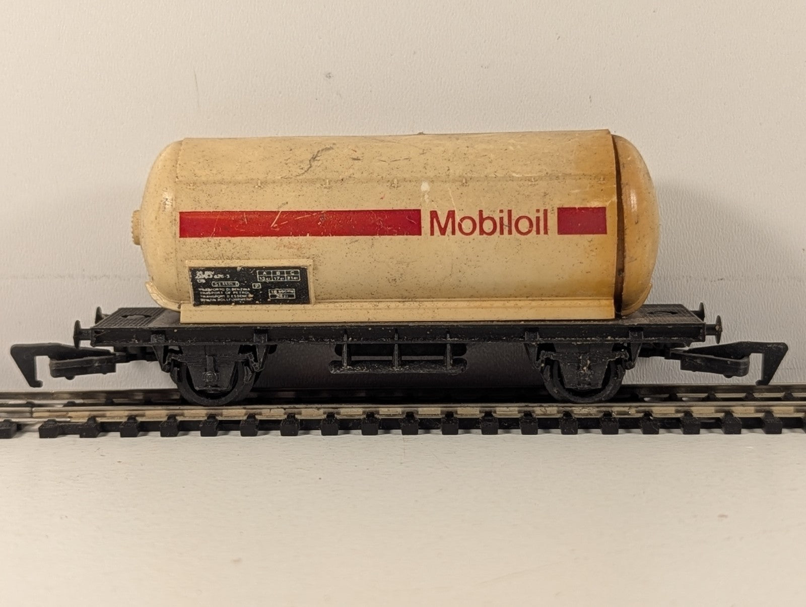 HO Scale Mobiloil Tanker Tank Wagon 805 7 426-3 Mobiloil