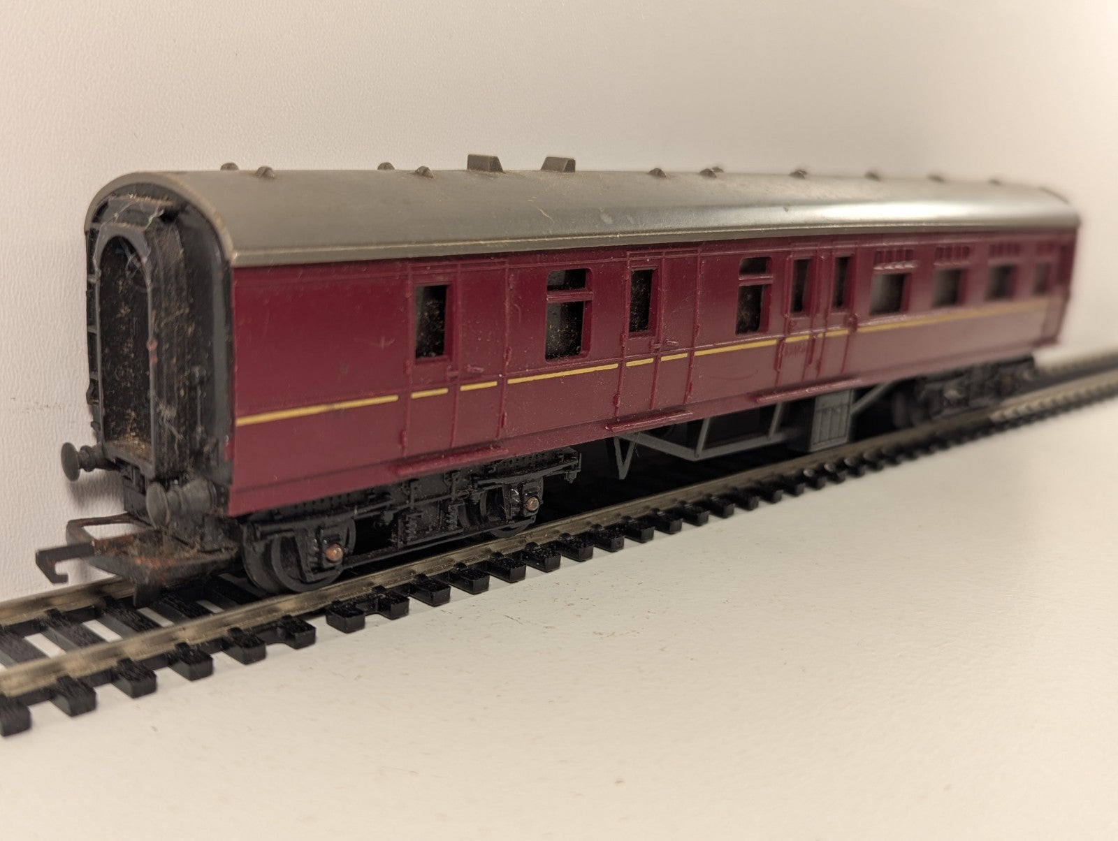 Tri-ang R423 OO Gauge BR Maroon Brake 2nd Coach