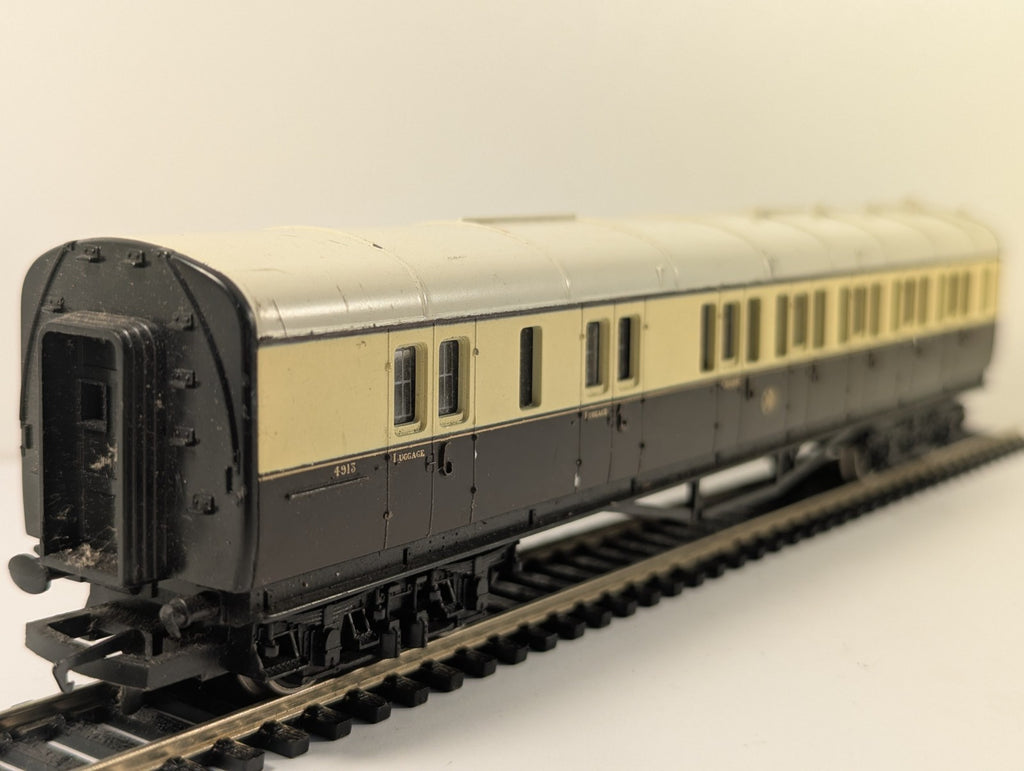Hornby OO Gauge GWR Chocolate & Cream Brake Coach 4913