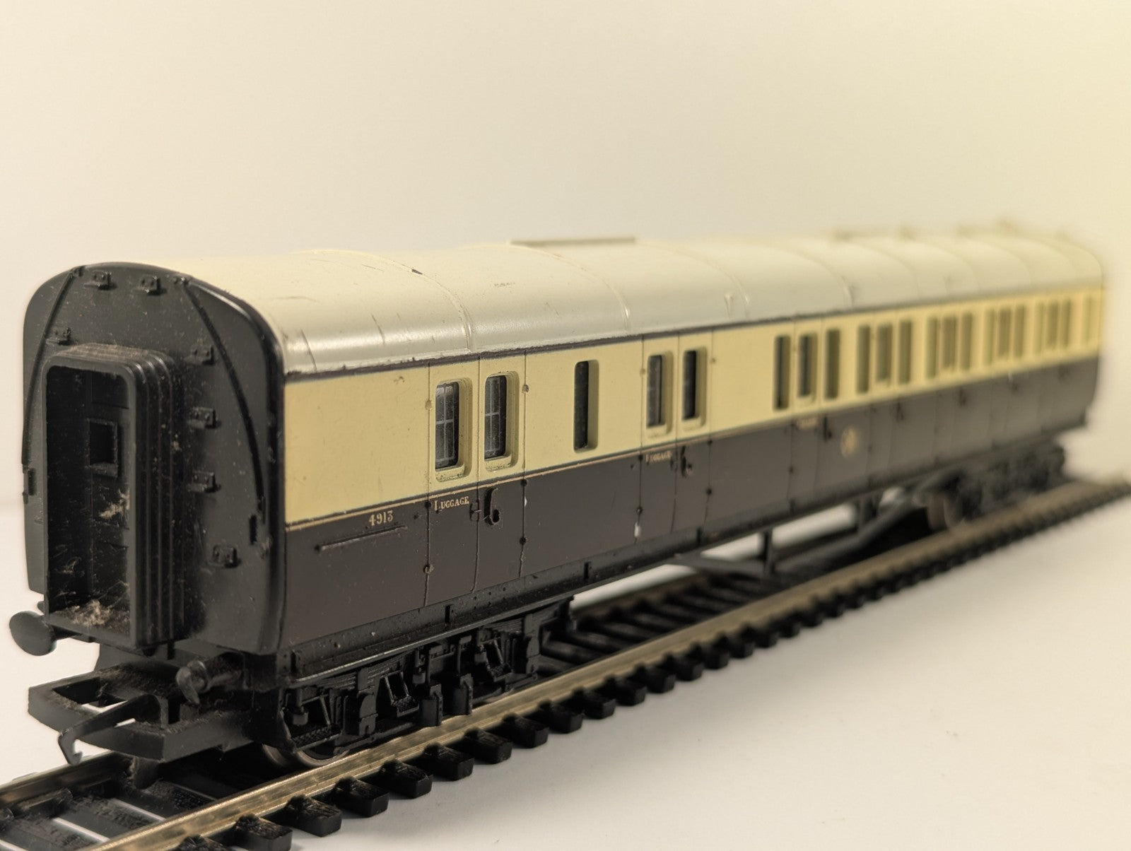 Hornby OO Gauge GWR Chocolate & Cream Brake Coach 4913
