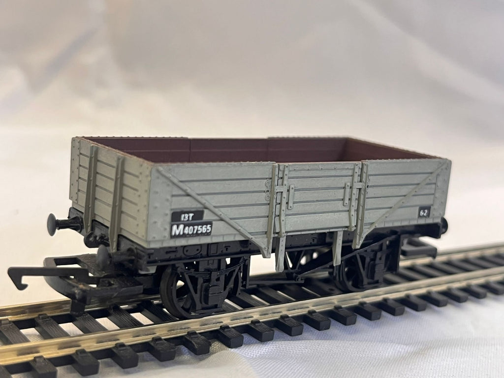 Dapol OO Gauge 3 Plank Wagonin Grey