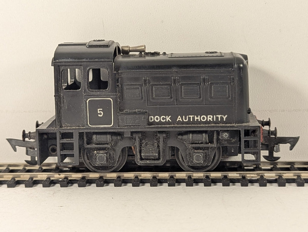 Tri-ang OO Gauge Dock Authority Shunter Locomotive 5 Dock Authority Black