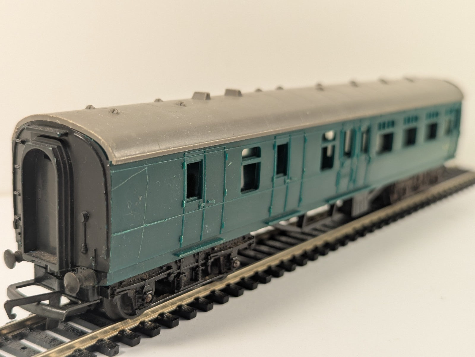 Tri-ang Hornby R622 OO Gauge BR Green Mk1 Corridor Composite Coach