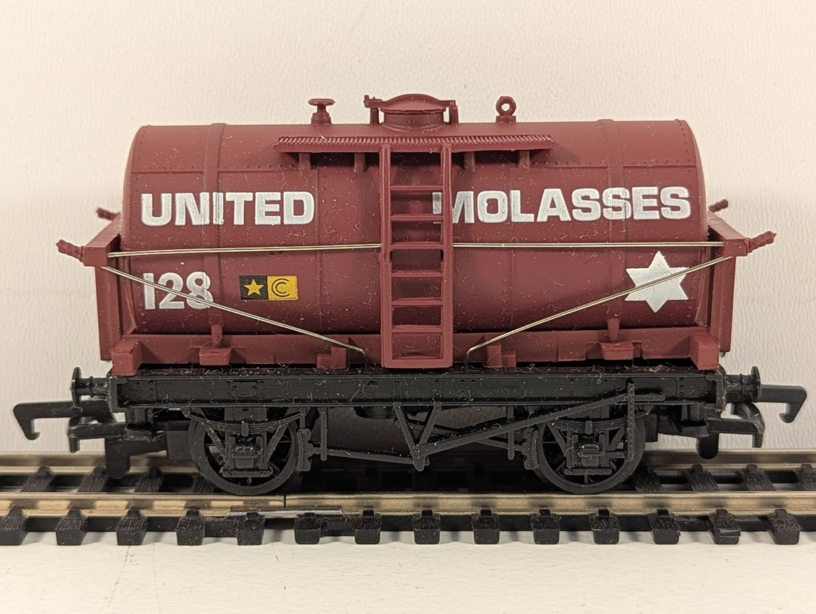 Mainline OO Gauge United Molasses 12 Ton Tanker Wagon