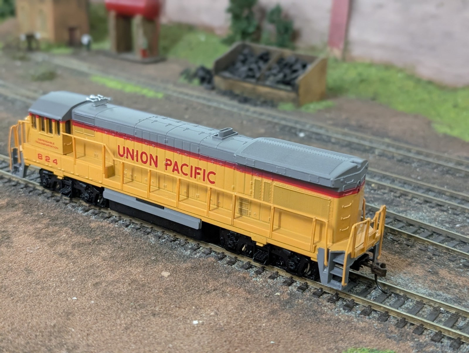 Bachmann HO Gauge Union Pacific GE U36B No. 824 Diesel Locomotive Runs & Lights