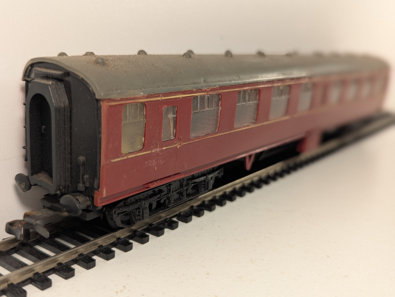 Kitmaster BR Mk1 Maroon Coach Kit Built OO Gauge - Damaged & Missing Coupling