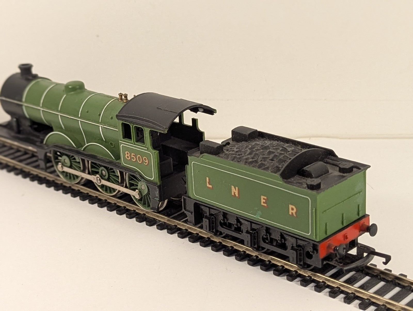 Hornby OO Gauge R150 LNER Class B12/3 4-6-0 Locomotive 8509 Spares