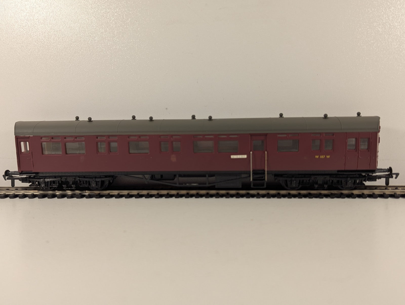 Airfix 54256-8 GWR Auto Coach BR Maroon OO Gauge Boxed - Missing Buffer Head