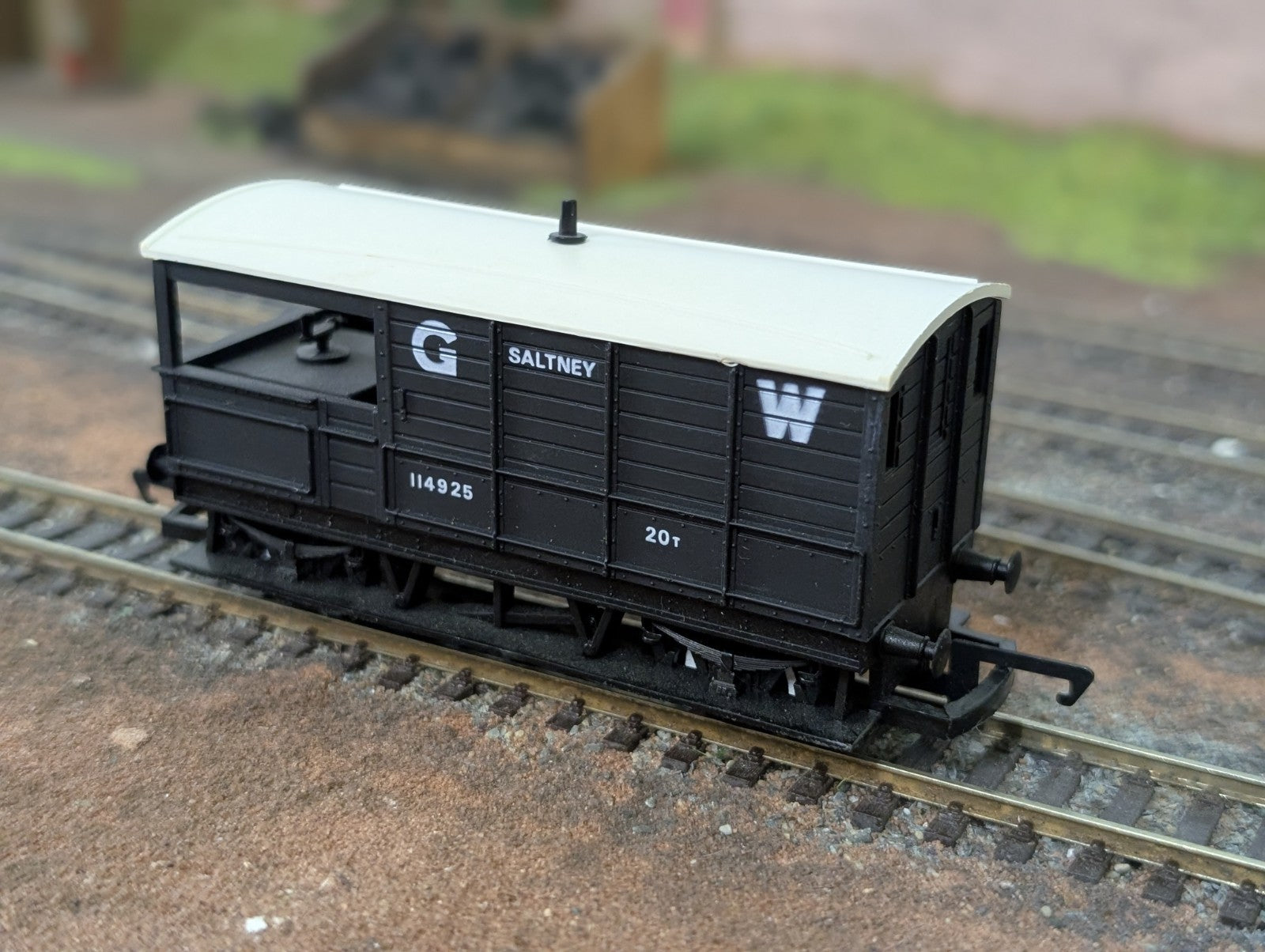 Hornby R714 GWR 20 Ton Brake Van Wagon 114925 Saltney in GW Dark Grey