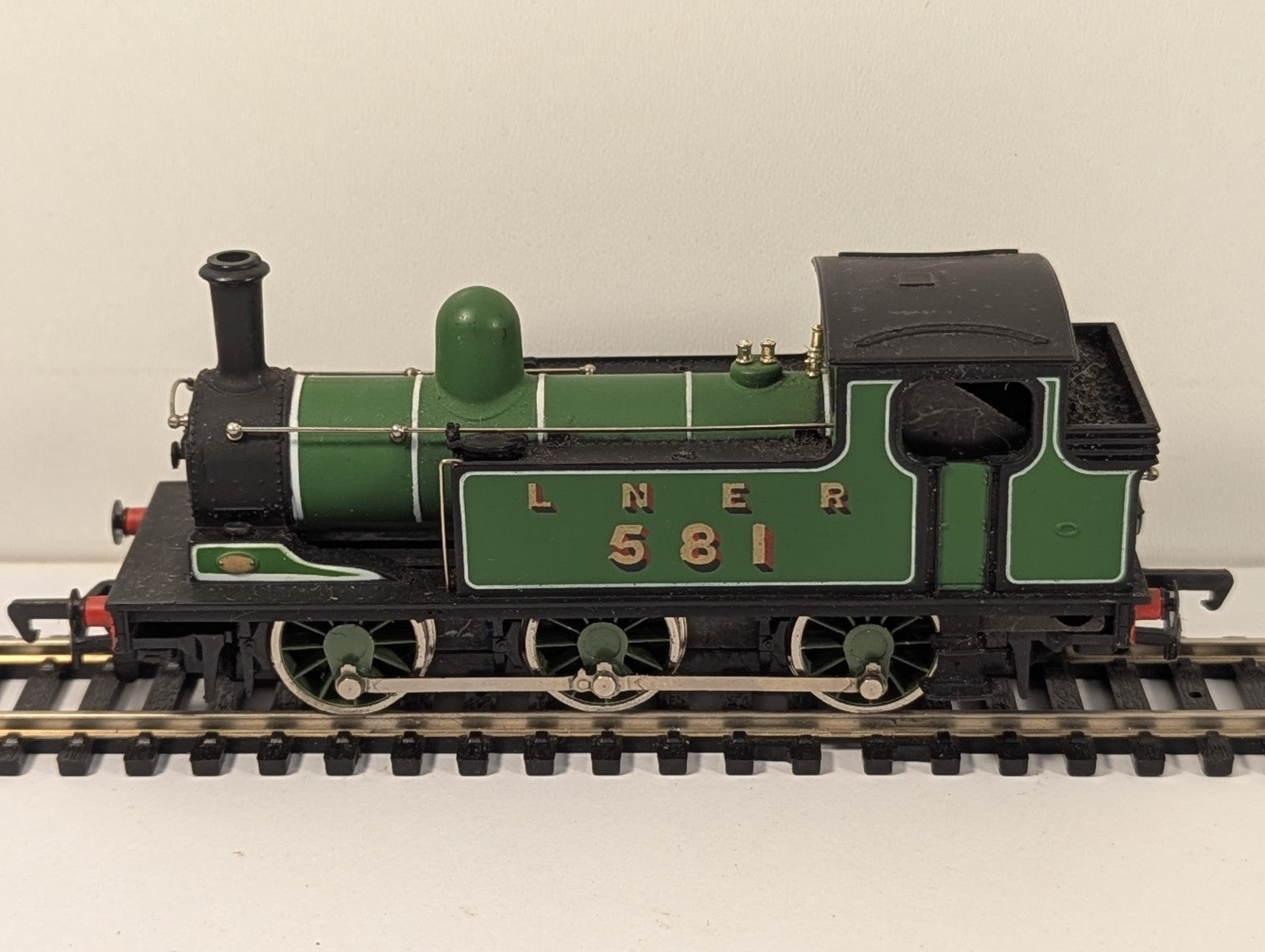 Mainline 37054 OO Gauge Class J72 0-6-0T LNER Apple Green – Spares/Repair