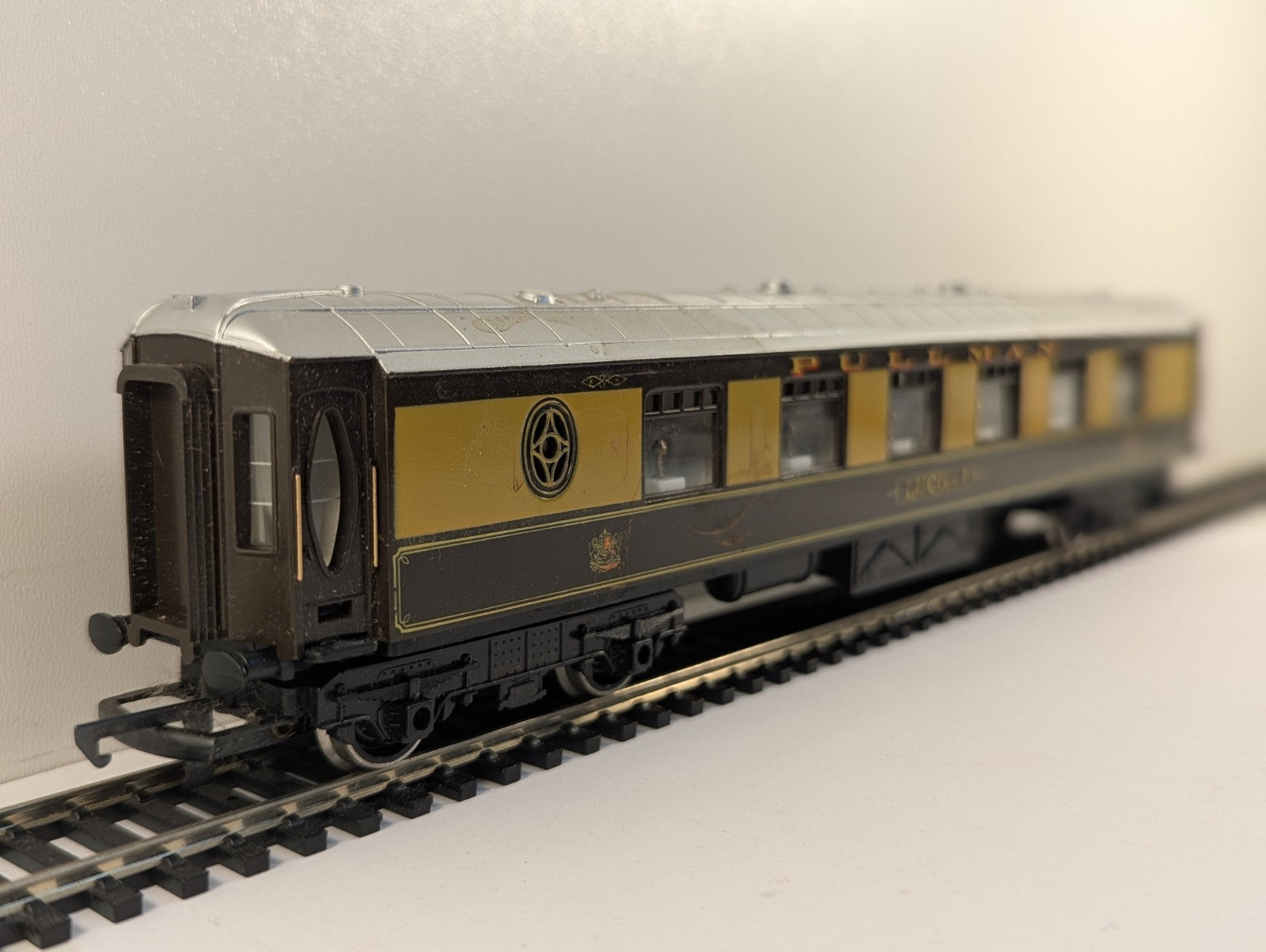 Hornby OO Gauge Pullman First Class Parlour Car "Lucille" - Missing Coupler