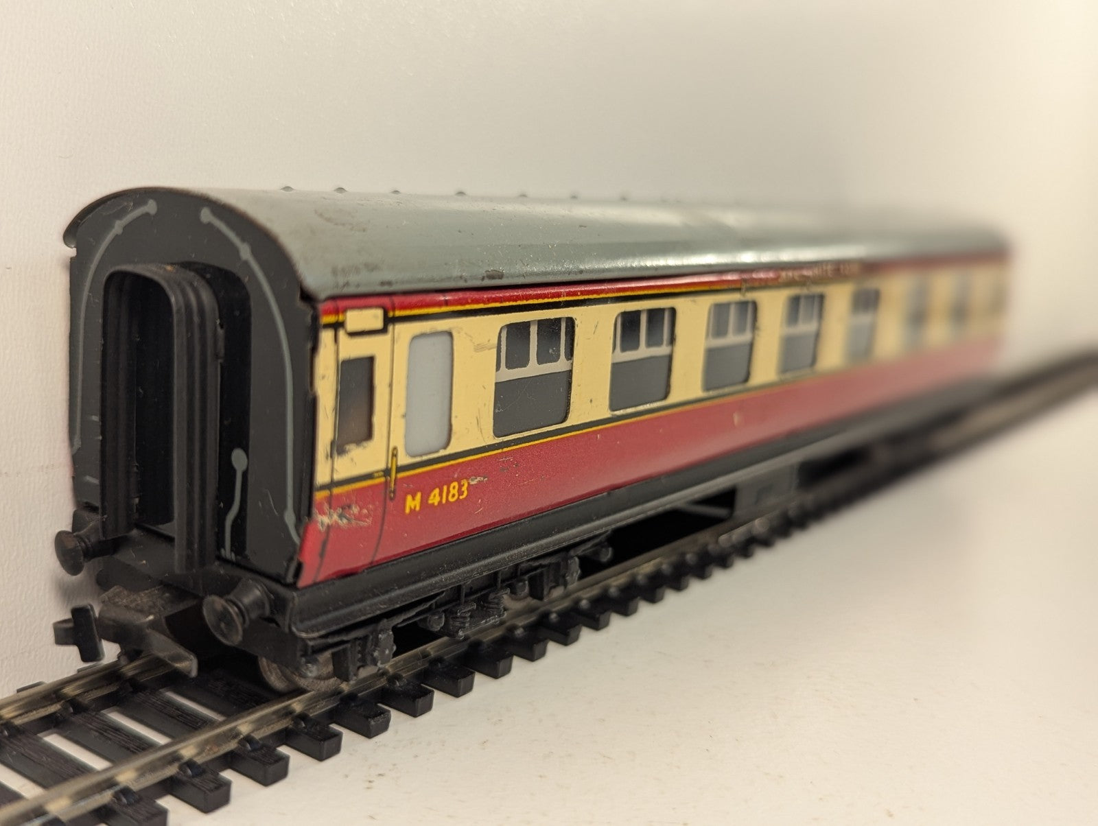 Hornby Dublo OO Gauge D12 First Class Corridor Coach "The White Rose"