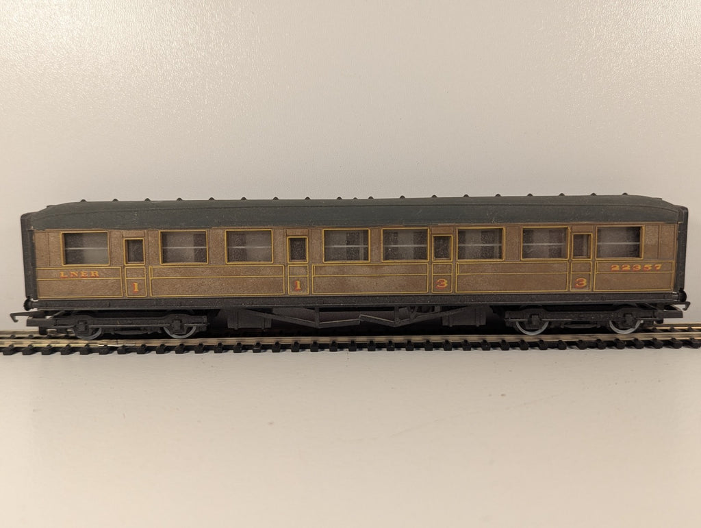 Hornby OO Gauge LNER Gresley Teak Coach – Repainted Roof