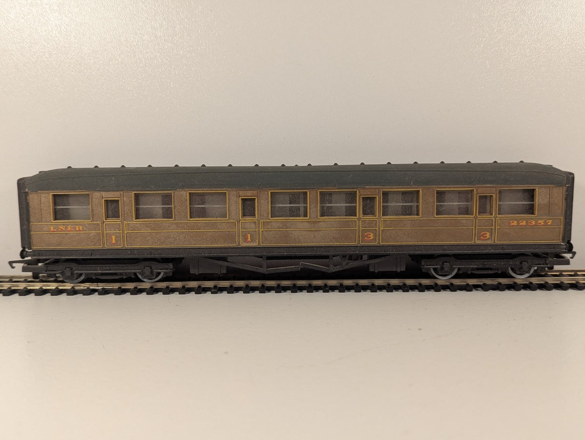 Hornby OO Gauge LNER Gresley Teak Coach – Repainted Roof