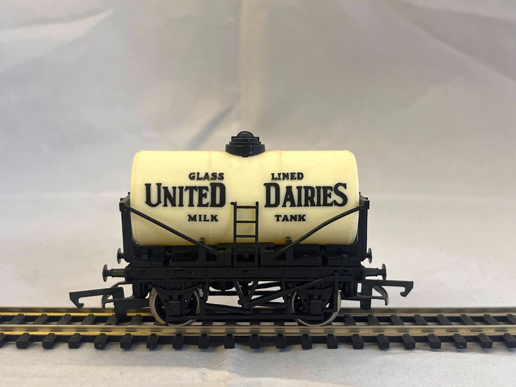 Hornby R007 OO Gauge White United Dairies Milk Tank Wagon Boxed