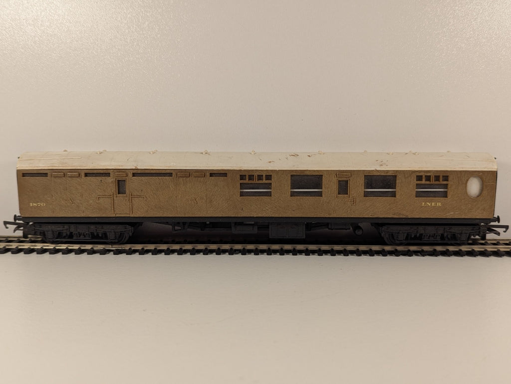 Hornby R938 OO Gauge LNER Thompson Brake 3rd Coach No. 1870 – Teak