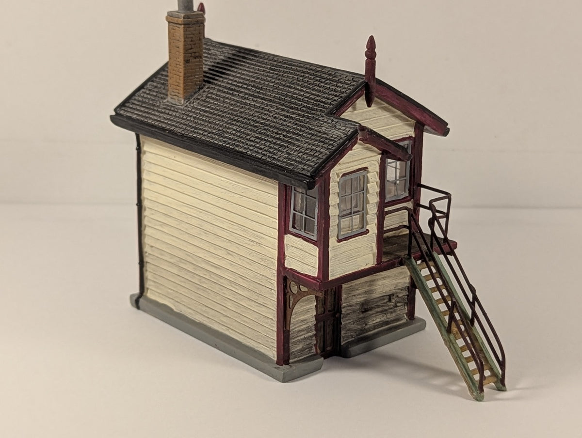 Hornby OO Gauge Skaledale Junction Signal Box Cream and Maroon R8224