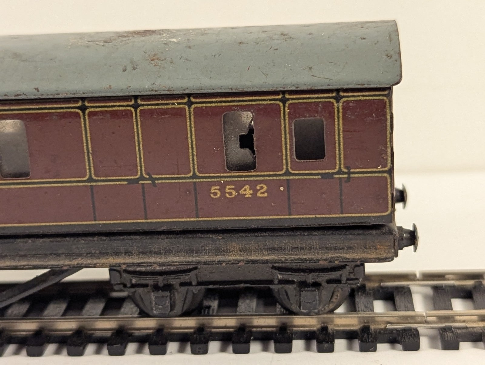 Hornby Dublo OO Gauge LMS Passenger Brake Coach - Missing Couplings