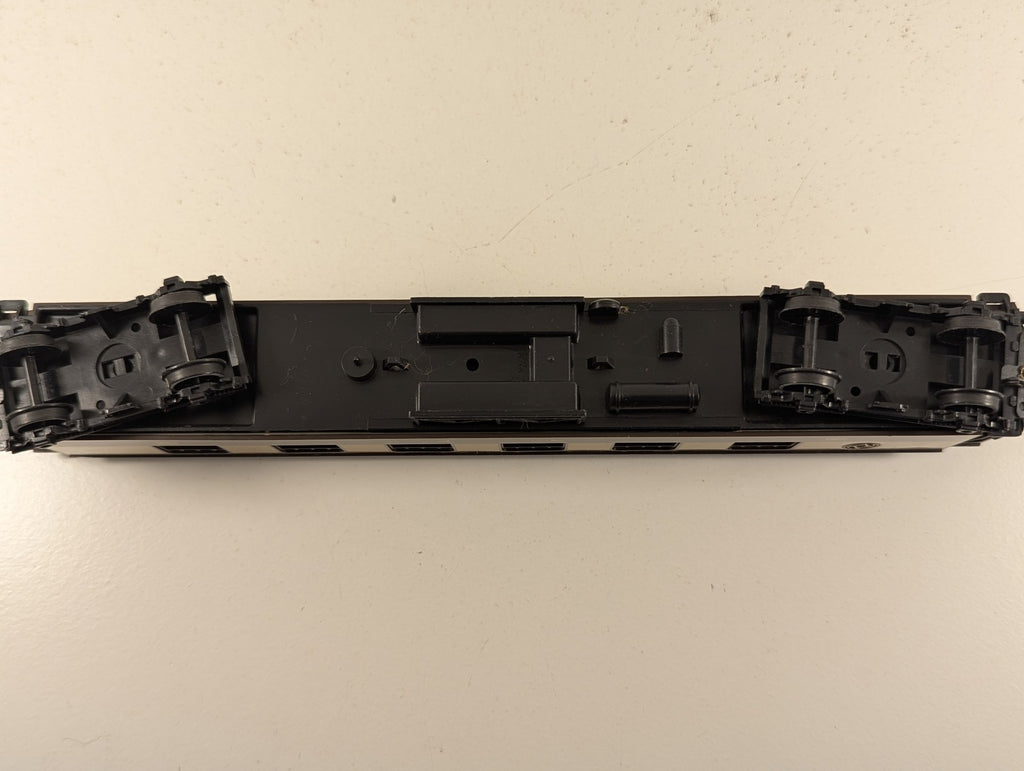 Hornby OO Gauge Pullman Parlour Car Passenger Coach Pullman Umber and Cream