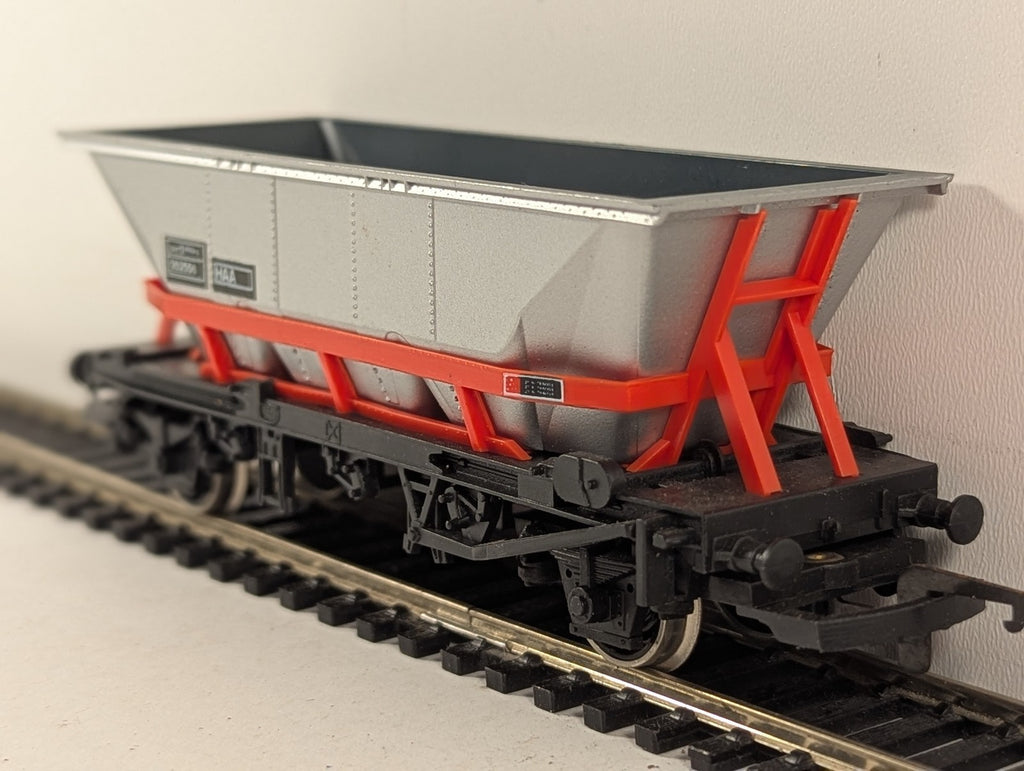 Hornby OO Gauge BR HAA MGR Hopper Wagon Goods Wagon 352556 BR Silver and Red