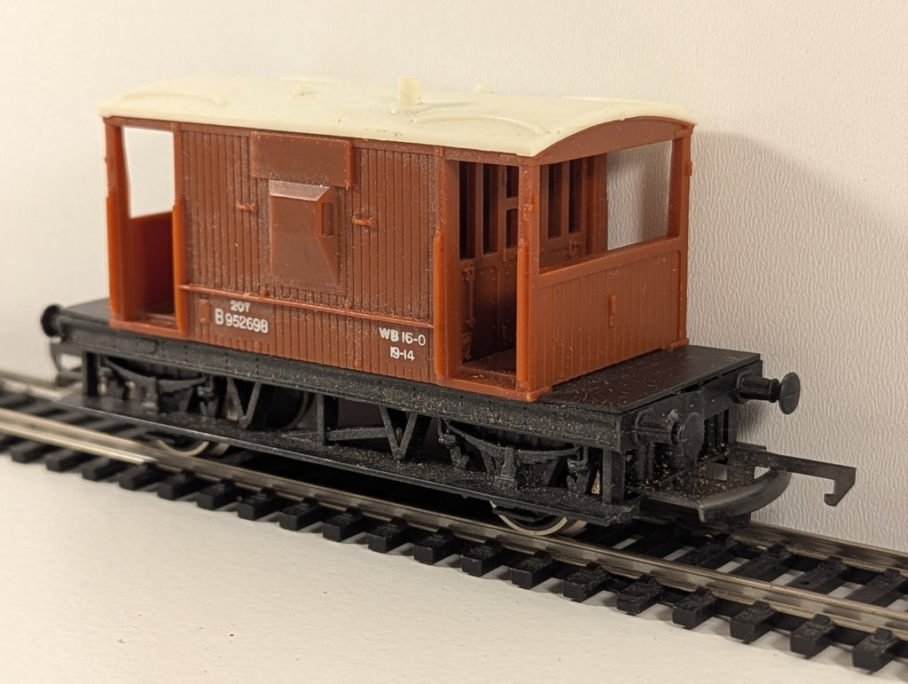 Hornby 20T Brake Van – Brown with Cream Roof – OO Gauge