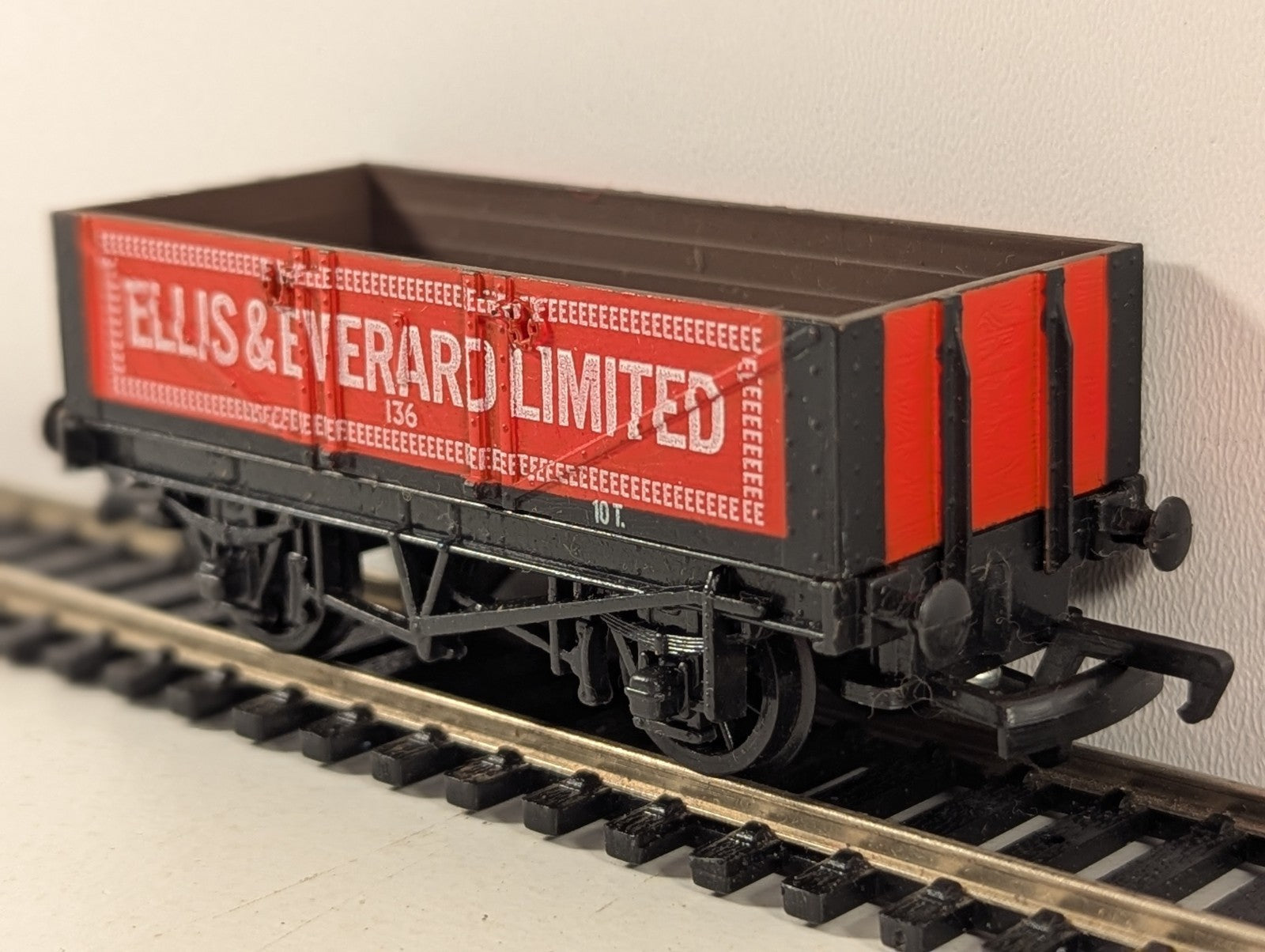 Mainline 37-131 Ellis & Everard Ltd 5 Plank Coal Wagon OO Gauge
