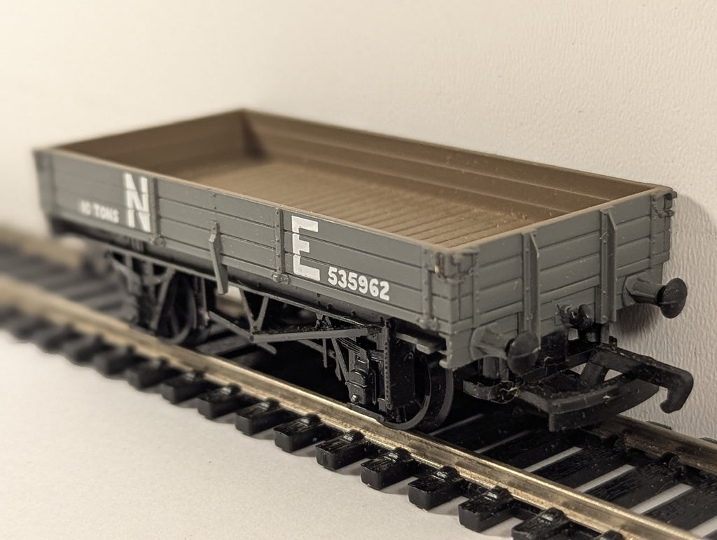 Mainline OO Gauge 3 Plank Wagon Goods Wagon 535962 NE Grey 937379