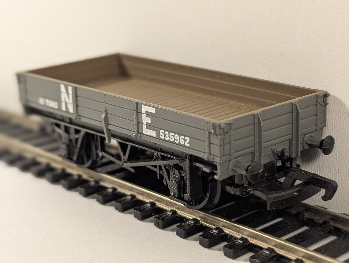 Mainline OO Gauge 3 Plank Wagon Goods Wagon 535962 NE Grey 937379