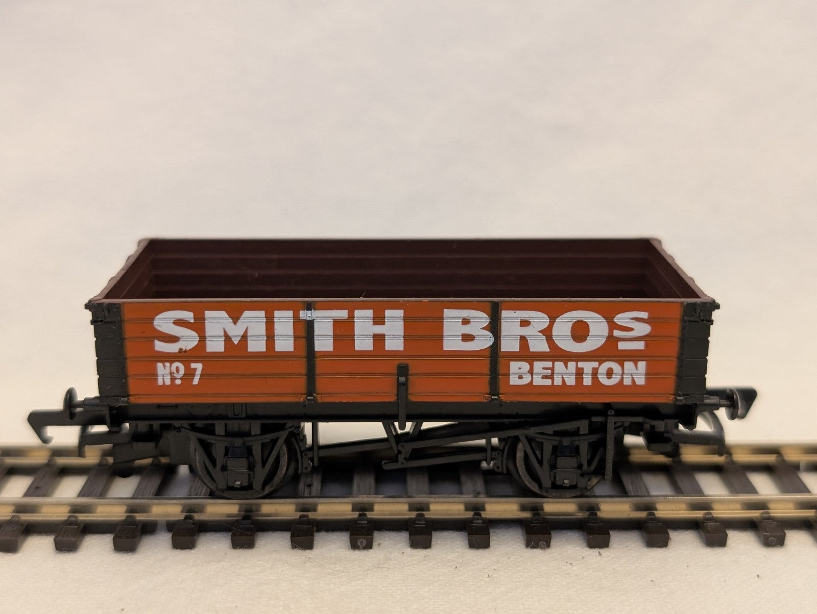 Hornby OO Gauge 7 Plank Wagon Smith Bros Benton Goods Wagon R6224