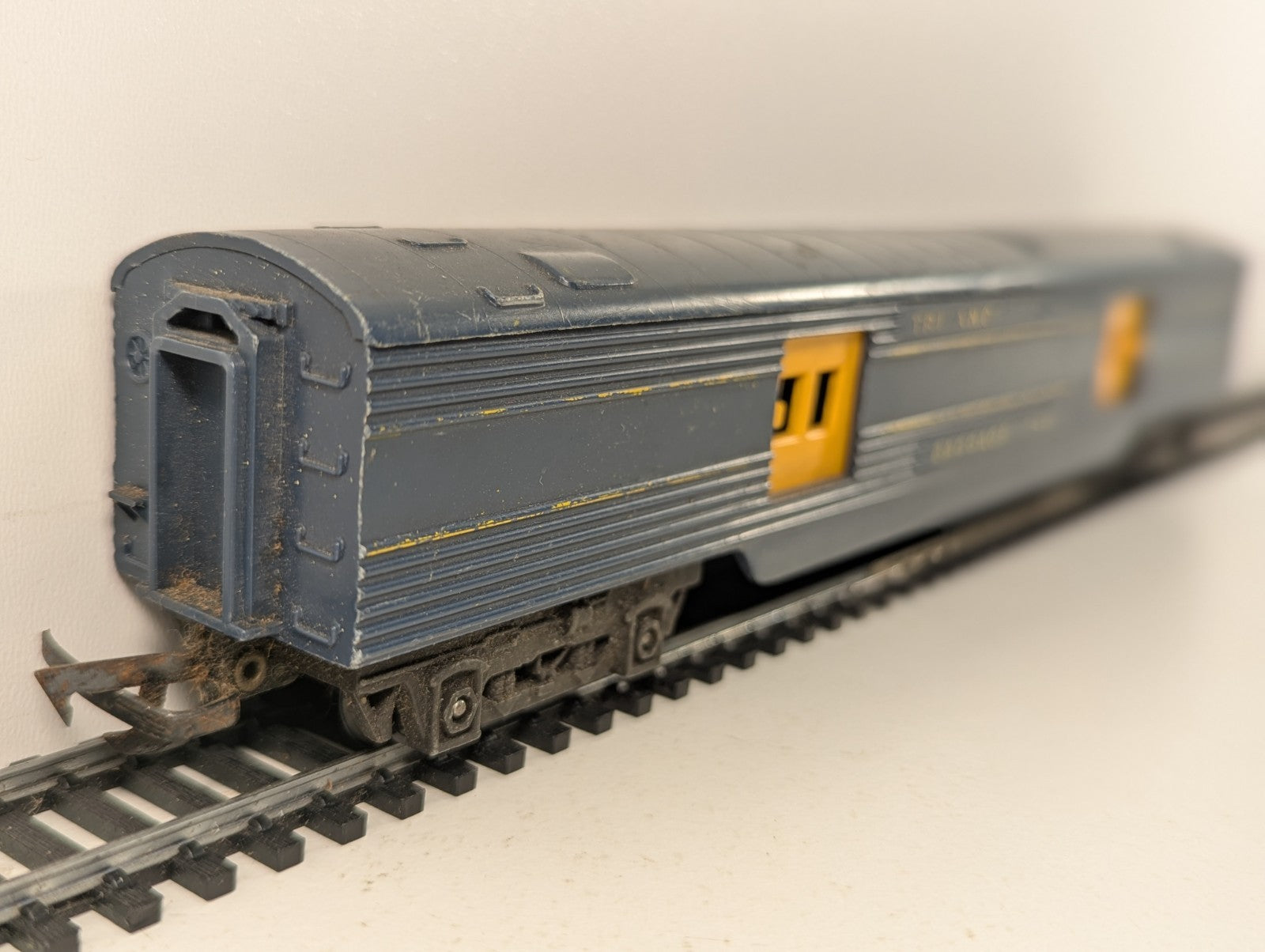 Tri-ang R134 OO Gauge Transcontinental Baggage Coach