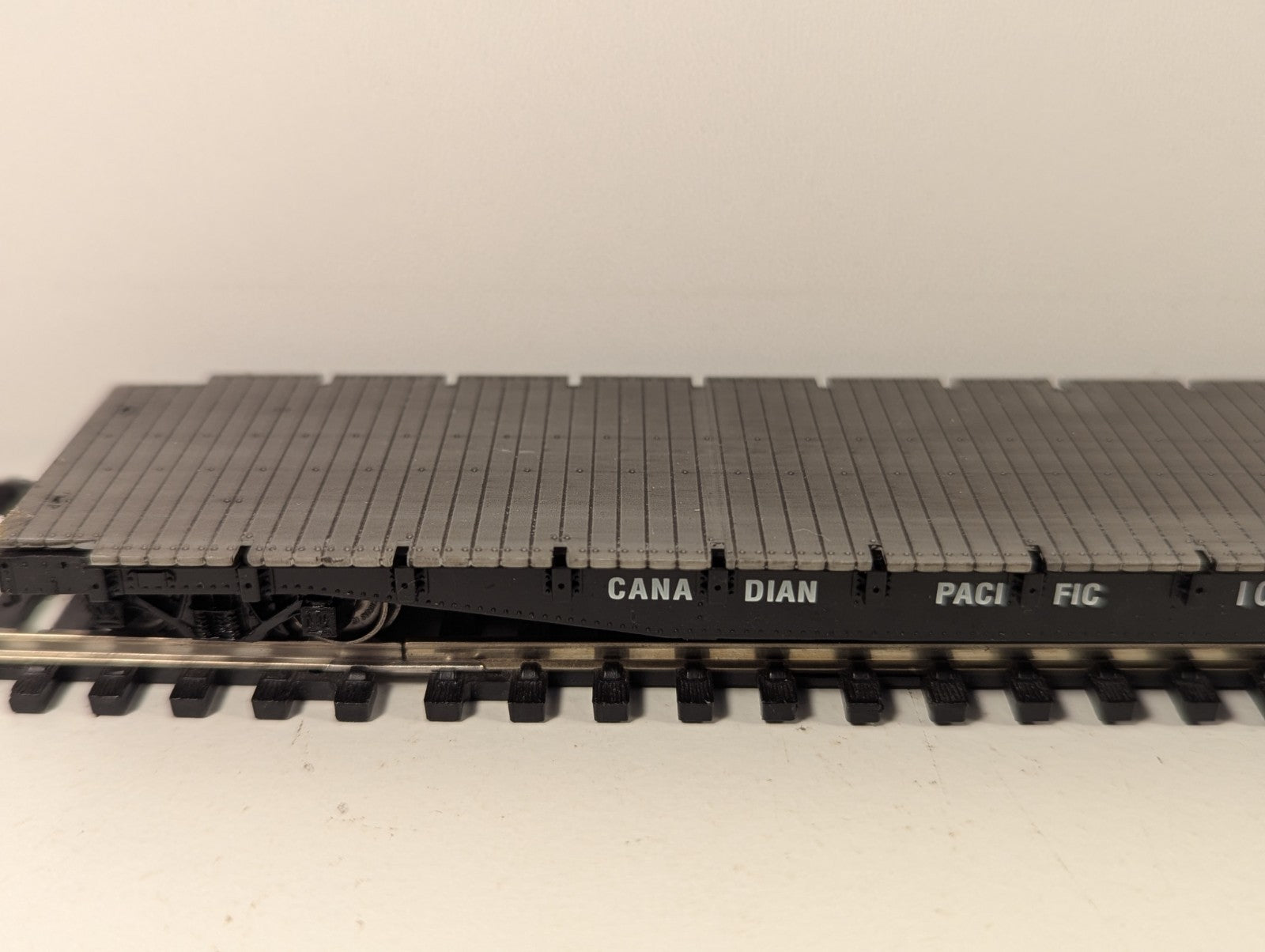 Bachmann HO Gauge Canadian Pacific Bulkhead Flatcar