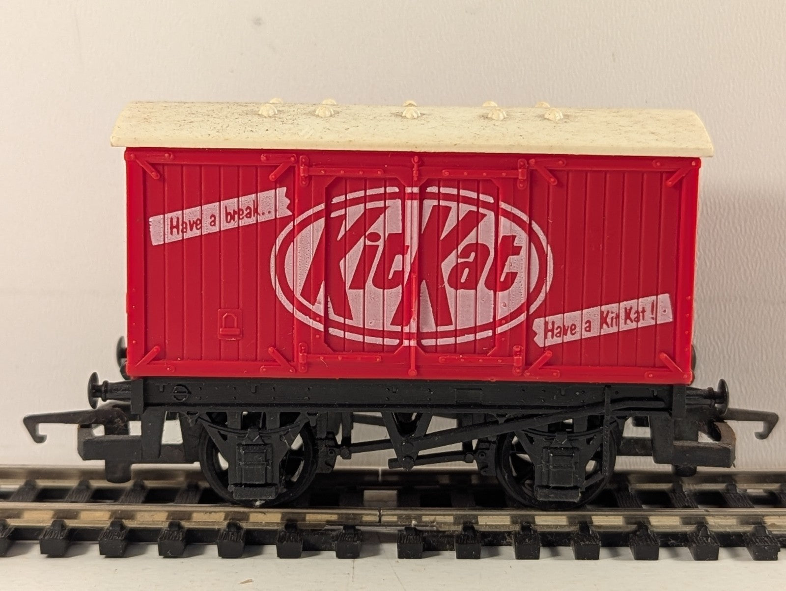 Hornby OO Gauge Kit Kat Closed Van Goods Wagon Kit Kat Red R127