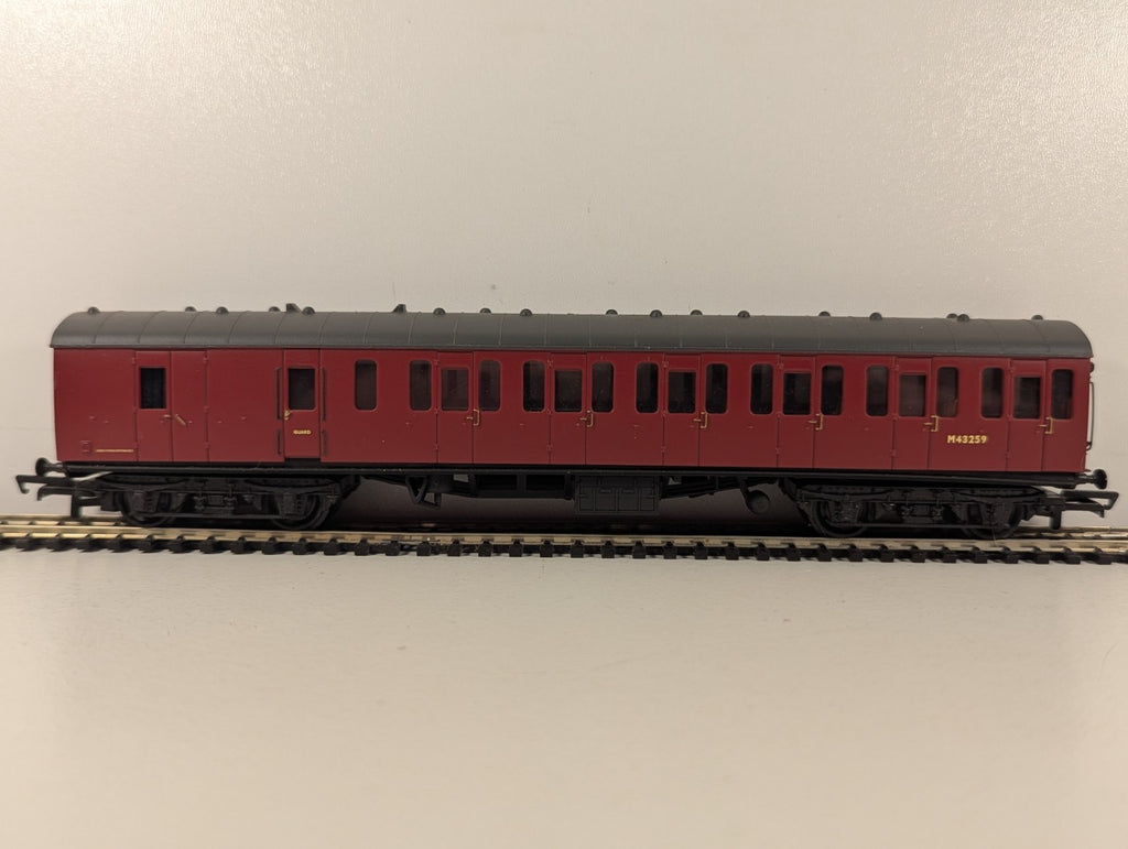 Bachmann OO Gauge 57ft BR Mk1 Suburban Brake Passenger Coach M43259