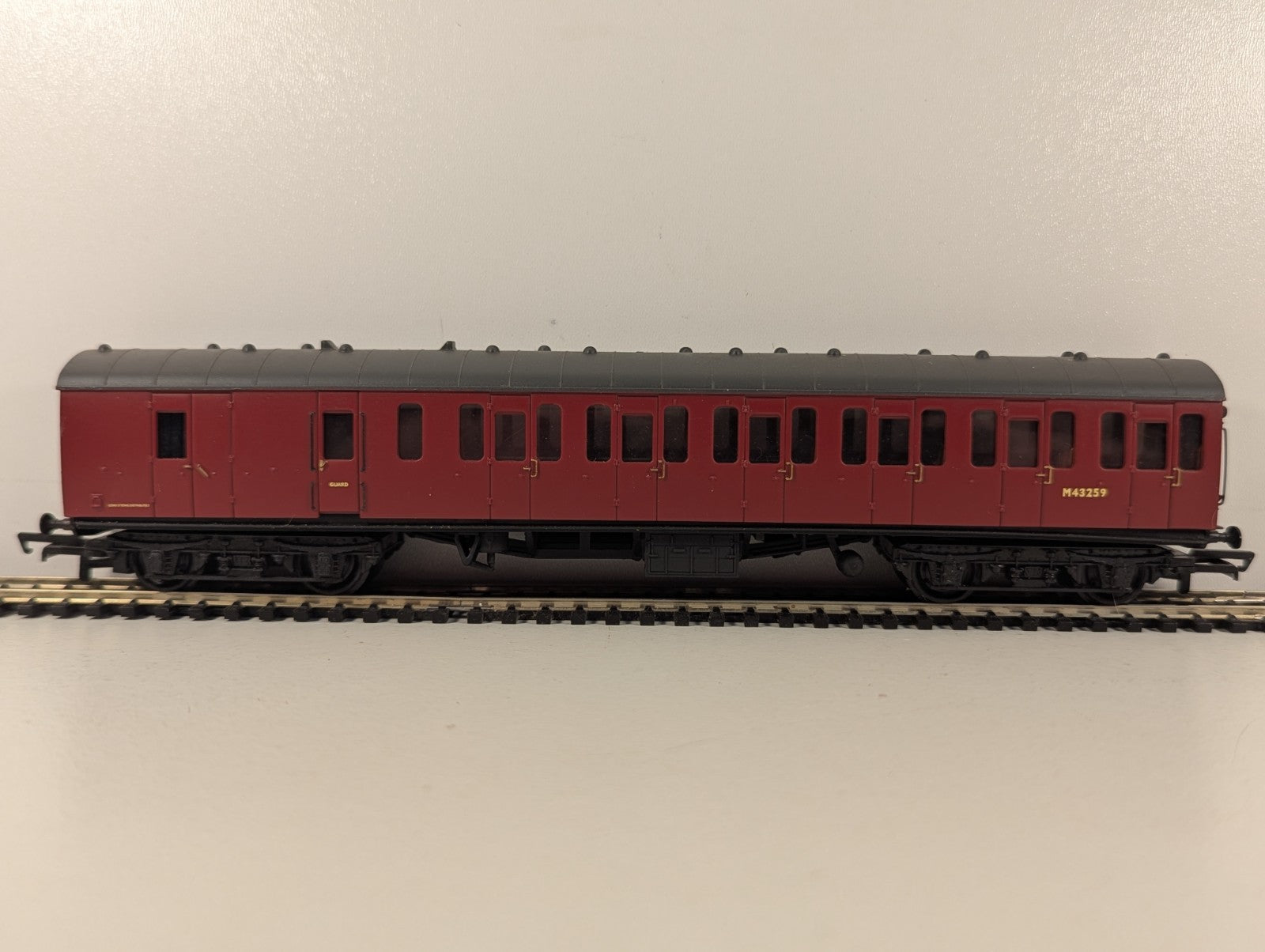 Bachmann OO Gauge 57ft BR Mk1 Suburban Brake Passenger Coach M43259