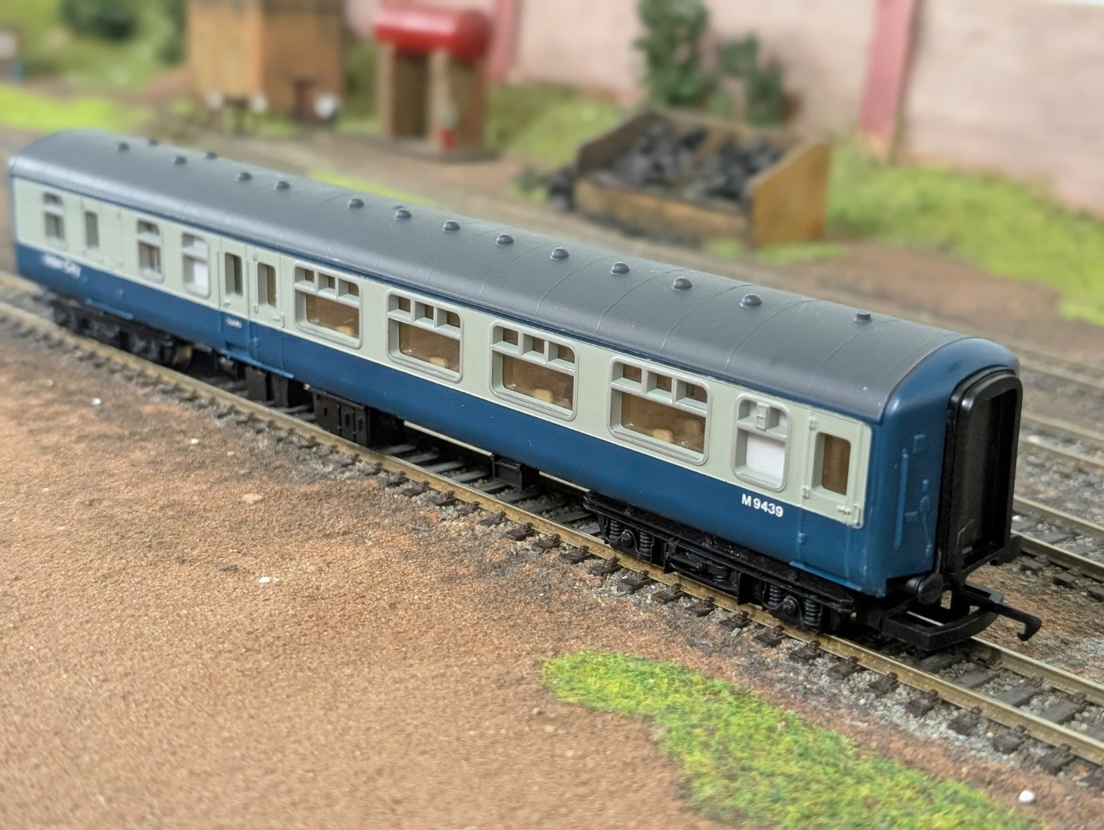 Hornby R921 OO Gauge BR Mk2 Inter-City Second Class Coach M9439