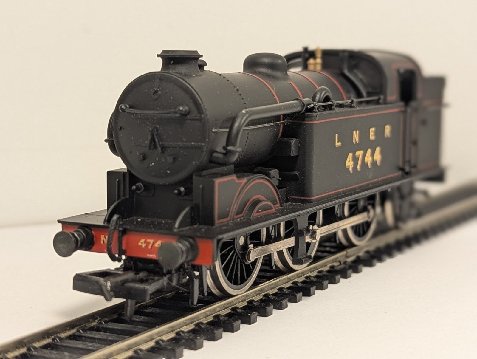 Mainline OO Gauge Class N2 0-6-2T Steam Locomotive 4744 LNER Lined