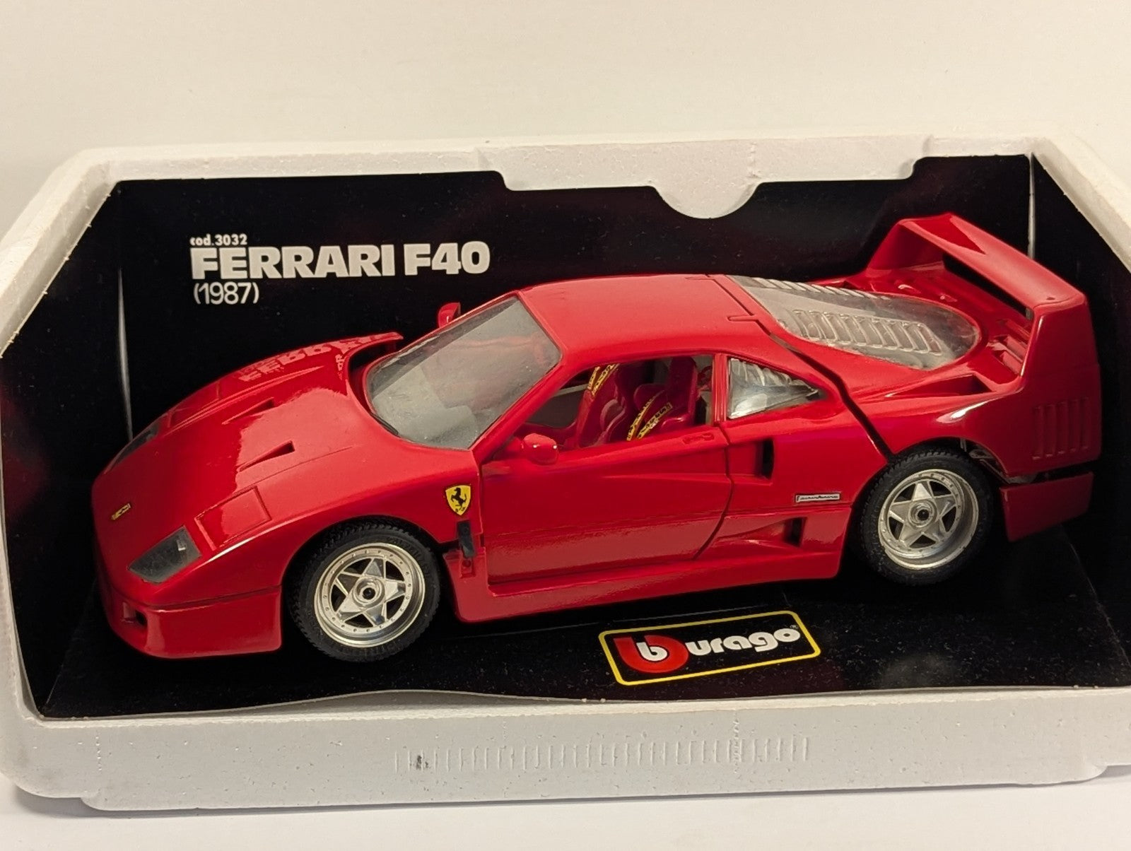 Bburago 1:18 Ferrari F40 (1987) Model Car Red 3032