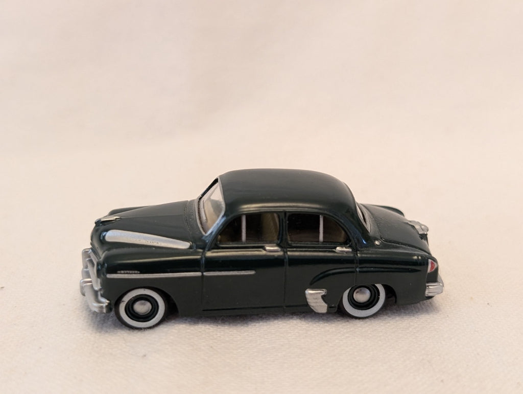 Oxford Diecast 1:76 Scale / OO Gauge Standard Vanguard Phase II Sallon