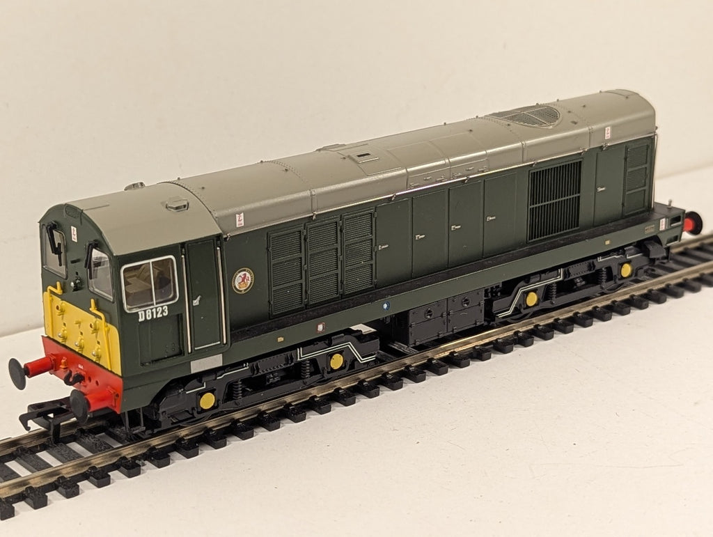 Bachmann OO Gauge Class 20 Locomotive D8123 BR Green 30-047 DCC Sound