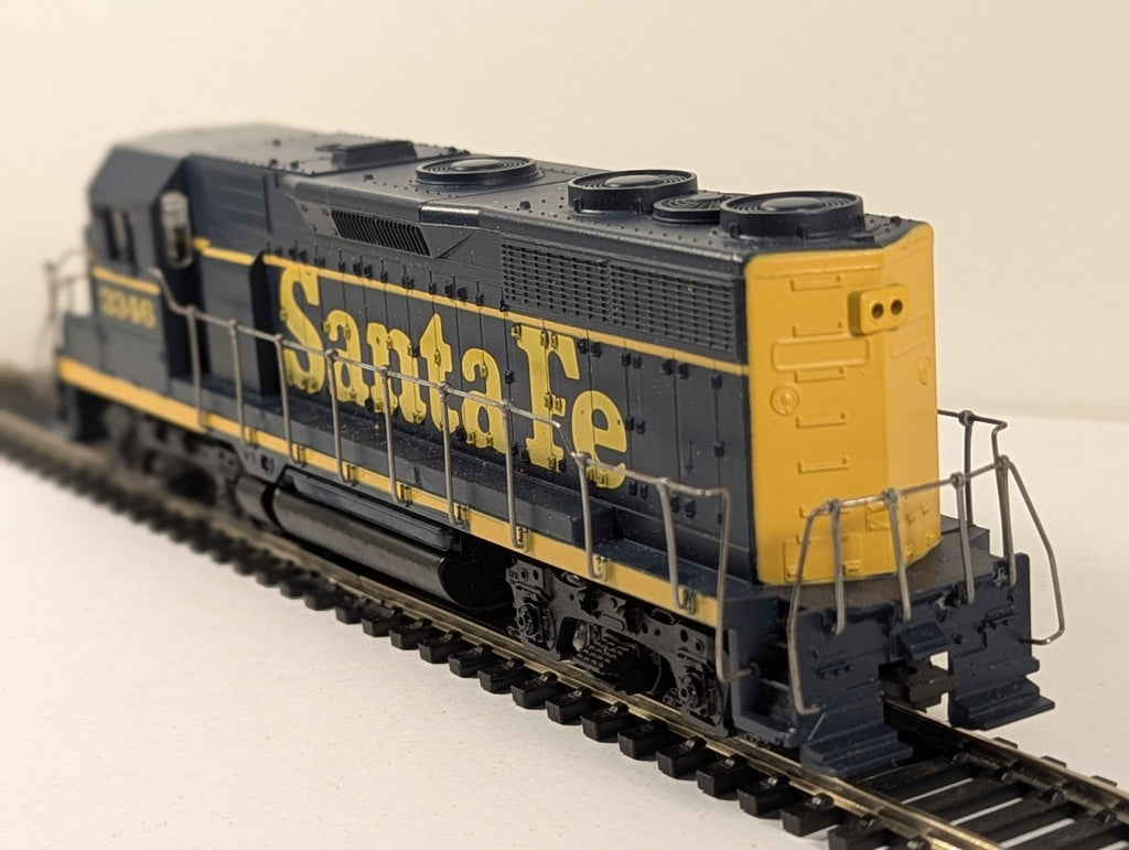 Athearn 4205 HO Gauge GP35 EMD Diesel Locomotive Santa Fe Blue - missing coupler