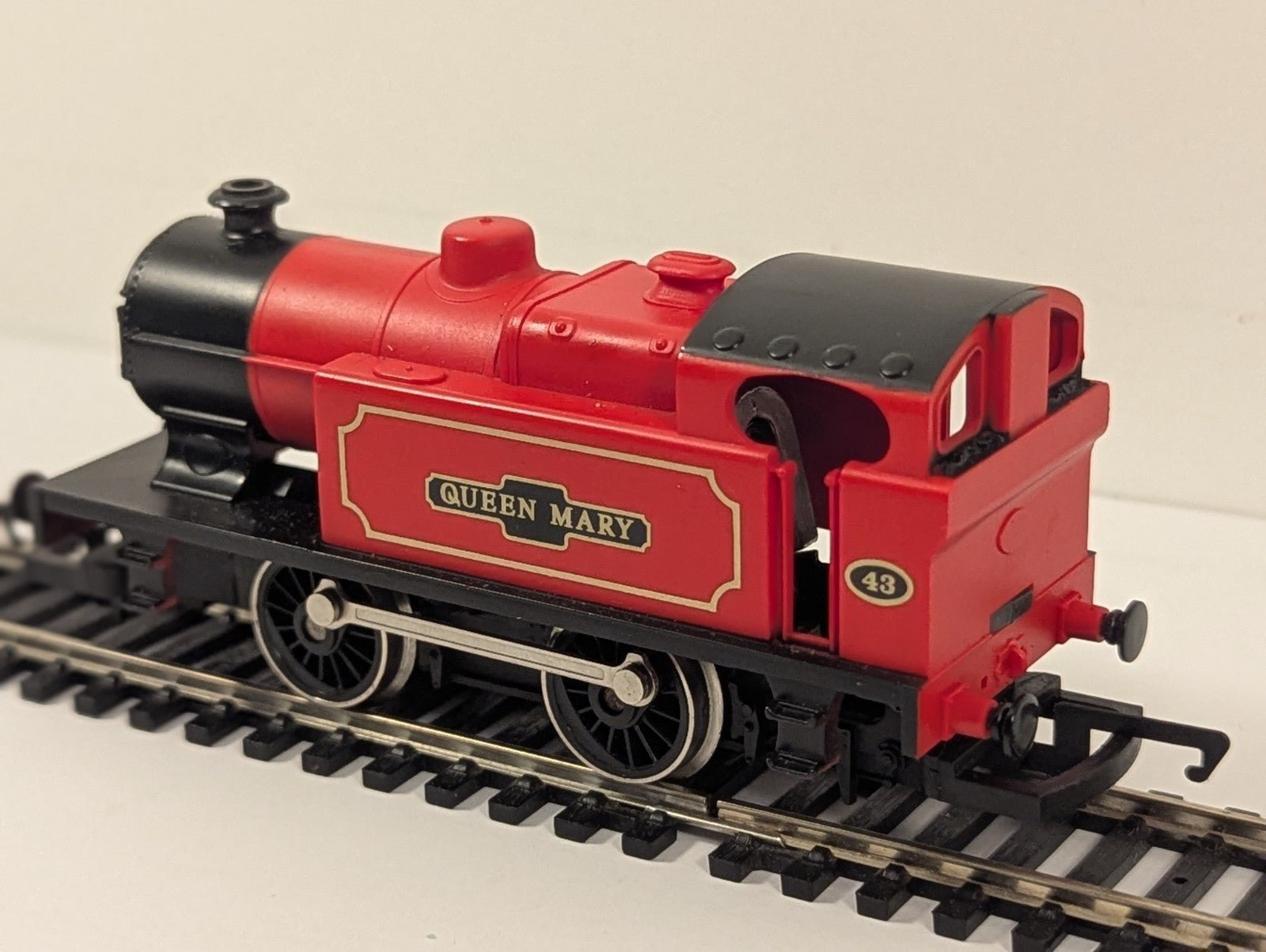 Hornby OO Gauge Class 0F Holden 101 0-4-0T 'Queen Mary' Steam Loco