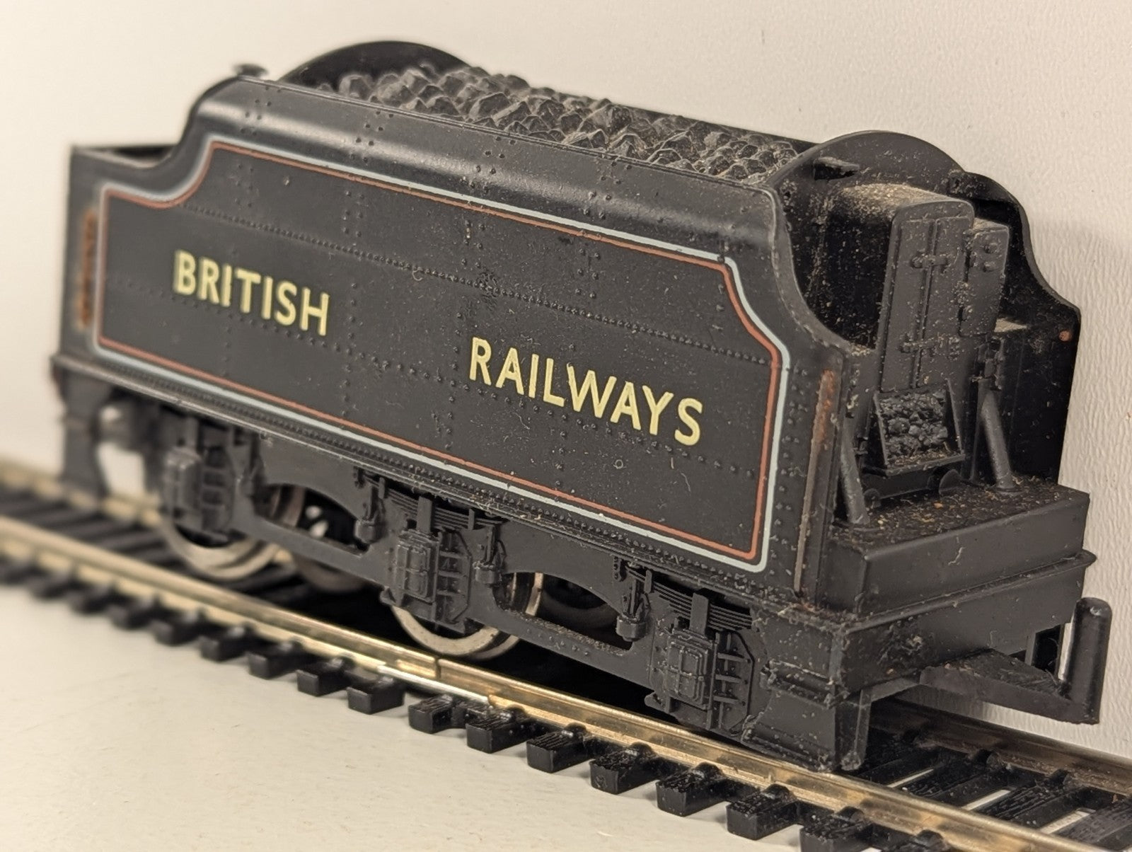 Mainline OO Gauge Stanier Tender BR Lined Black - Spares/Repairs
