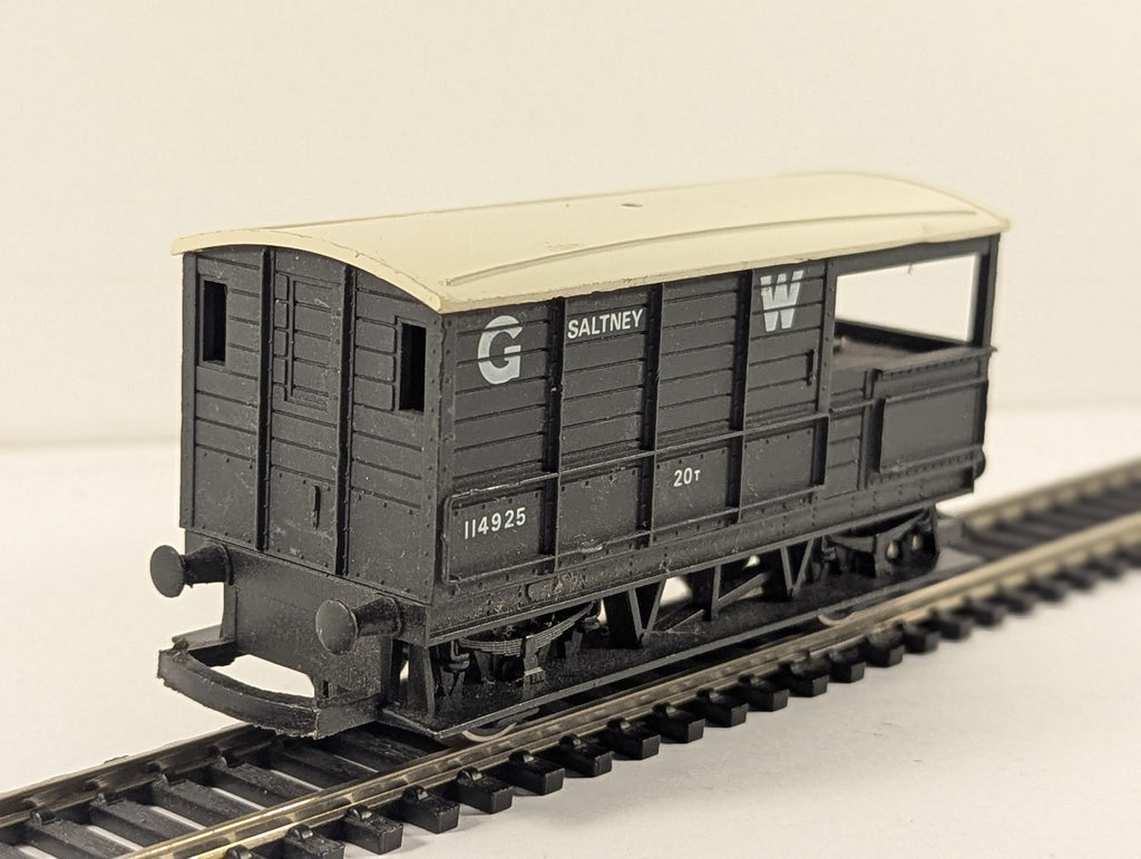 Hornby OO Gauge GWR 20 Ton Brake Van 'Saltney' 114925 GWR Grey R016