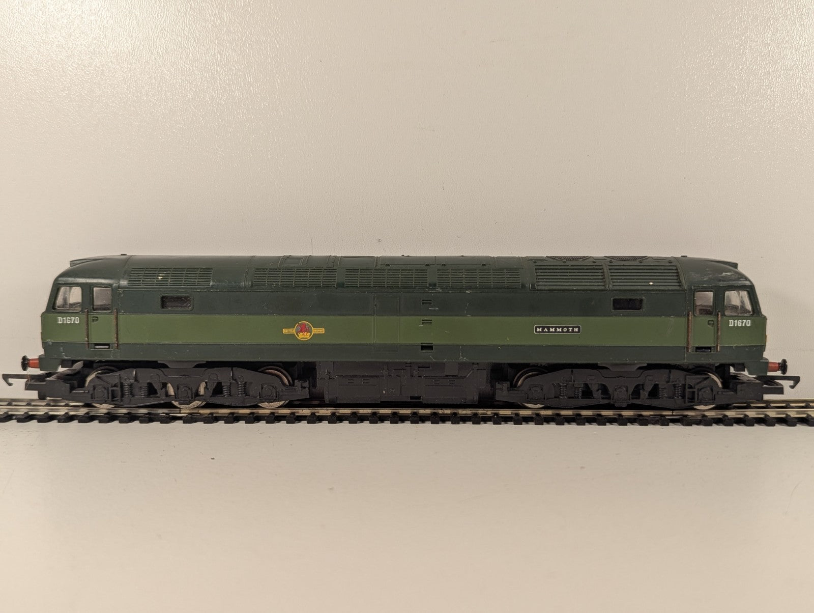 Hornby OO Gauge Class 47 'Mammoth' Diesel Locomotive D1670 BR Two-Tone