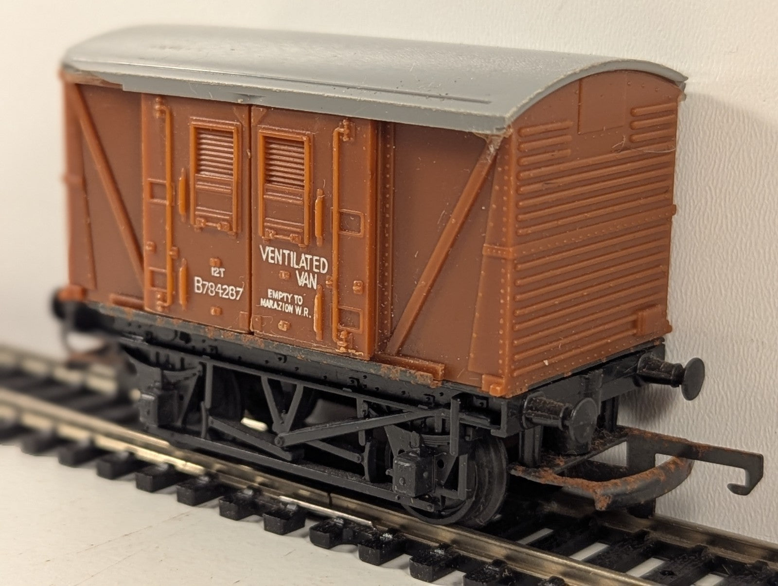 Hornby R011 BR Brown Ventilated Van