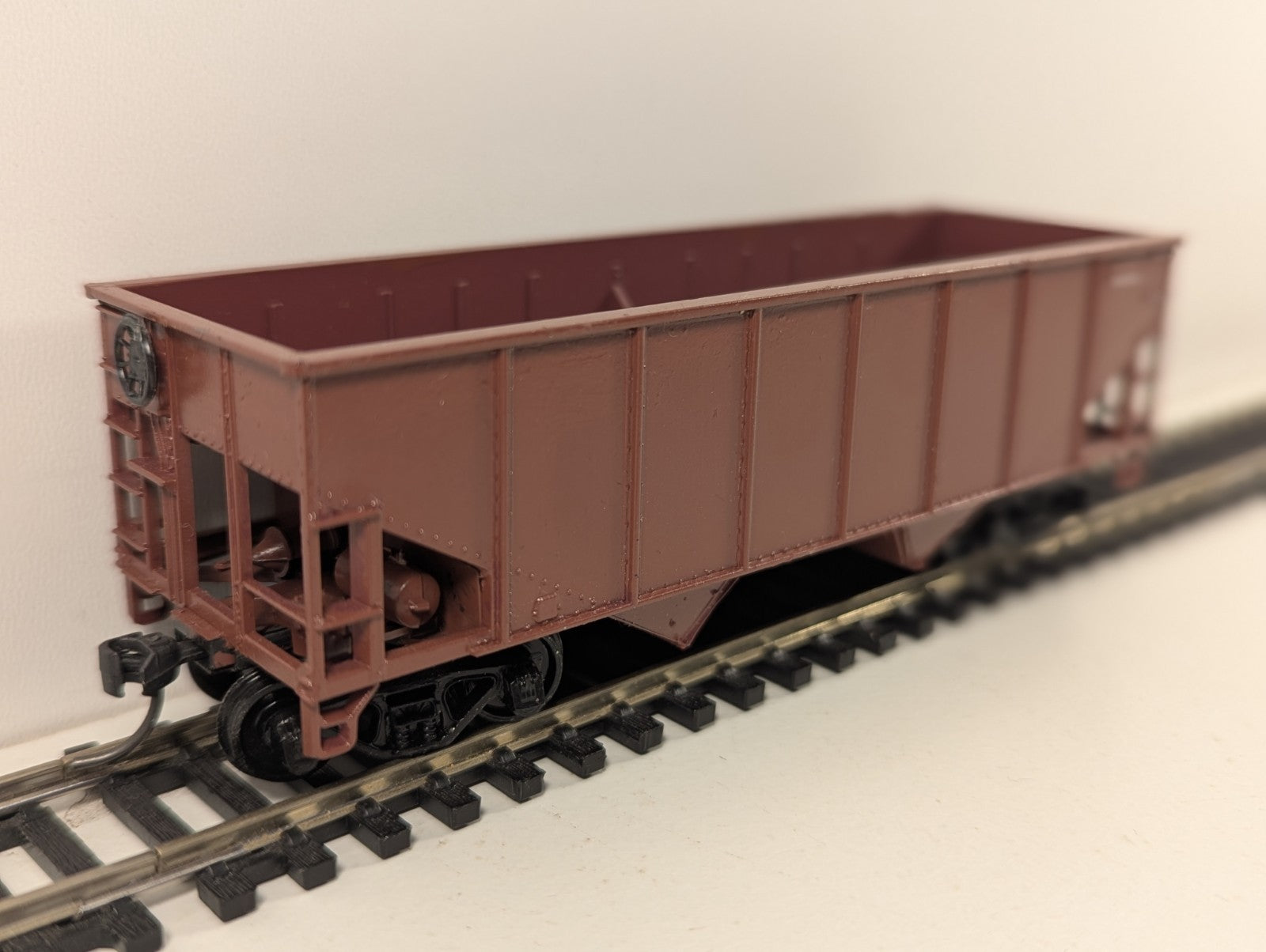 Walthers HO Gauge 2-Bay Steel Hopper – Lettering Removed