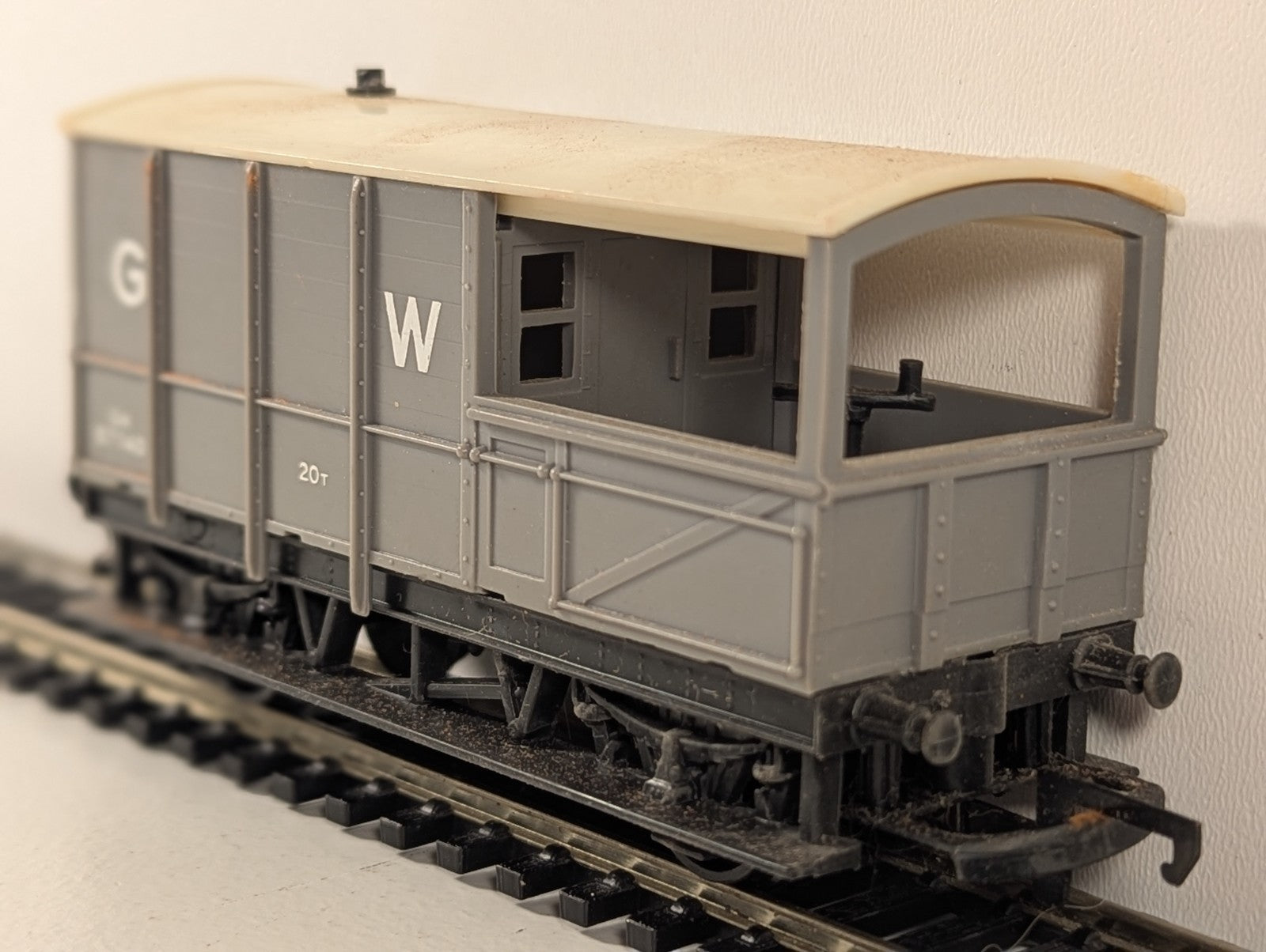 Tri-ang Hornby R124A OO Gauge GWR 20-Ton Brake Van